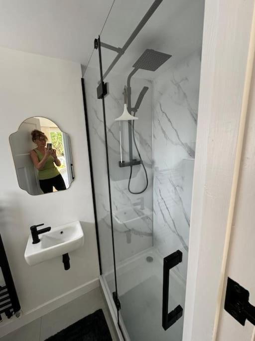 Stylish & Close To The Apartment