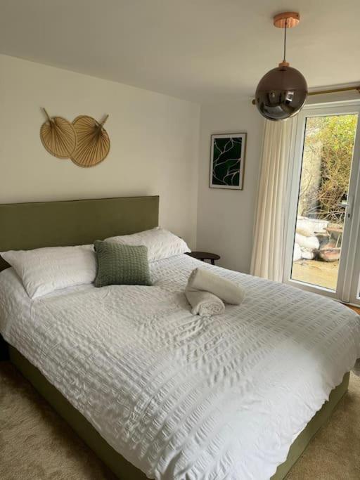 Stylish & Close To The Apartment *